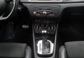 Подержанный автомобиль Audi Q3 2017 года (9 фото)