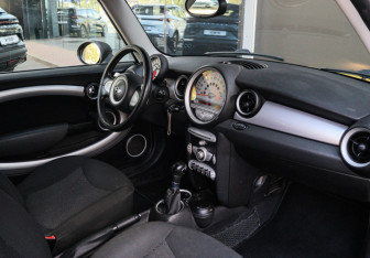 Подержанный автомобиль MINI Hatch 2007 года (7 фото)