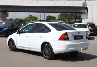 Подержанный автомобиль Ford Focus Sedan 2008 года (7 фото)