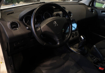 Подержанный автомобиль Peugeot 408 2014 года (12 фото)