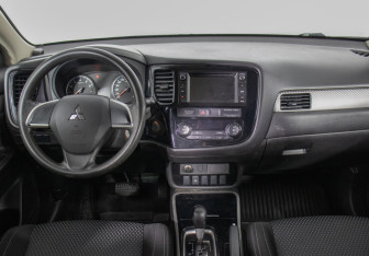 Подержанный автомобиль Mitsubishi Outlander 2017 года (13 фото)