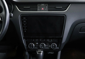 Подержанный автомобиль Skoda Octavia Liftback 2019 года (8 фото)