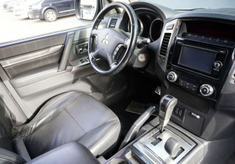 Подержанный автомобиль Mitsubishi Pajero 2014 года (10 фото)