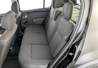 Подержанный автомобиль Renault Sandero 2011 года (12 фото)