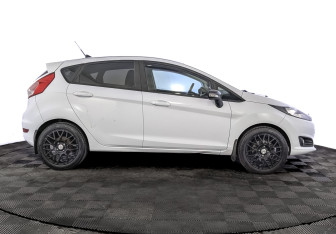 Подержанный автомобиль Ford Fiesta Hatchback 2017 года (4 фото)