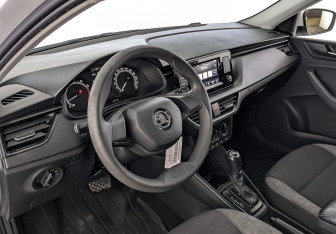 Подержанный автомобиль Skoda Rapid Liftback 2021 года (15 фото)