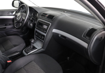 Подержанный автомобиль Skoda Octavia Liftback 2011 года (6 фото)