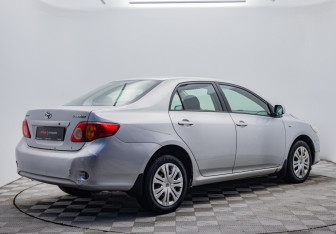 Подержанный автомобиль Toyota Corolla Sedan 2008 года (5 фото)
