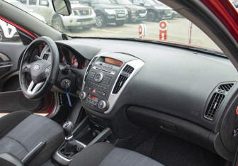 Подержанный автомобиль Kia Ceed Hatchback 2011 года (9 фото)