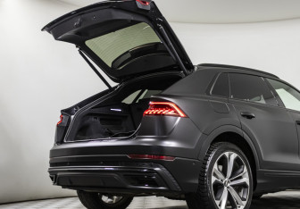 Подержанный автомобиль Audi Q8 2019 года (20 фото)