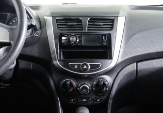 Подержанный автомобиль Hyundai Solaris Hatchback 2015 года (13 фото)