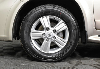 Подержанный автомобиль Toyota Land Cruiser Suv 2015 года (7 фото)