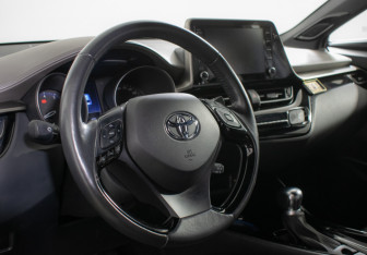 Подержанный автомобиль Toyota C-HR 2020 года (17 фото)