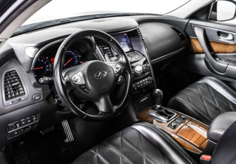 Подержанный автомобиль Infiniti FX 2011 года (13 фото)