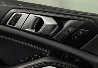 Подержанный автомобиль BMW X5 2023 года (17 фото)