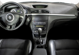 Подержанный автомобиль Renault Laguna Wagon 2006 года (11 фото)