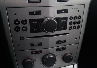 Подержанный автомобиль Opel Astra Sedan 2010 года (13 фото)