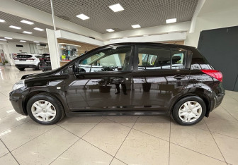 Подержанный автомобиль Nissan Tiida Hatchback 2010 года (8 фото)