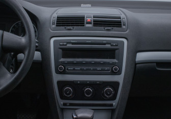 Подержанный автомобиль Skoda Octavia Liftback 2011 года (14 фото)