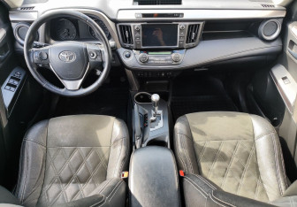 Подержанный автомобиль Toyota RAV4 2017 года (10 фото)