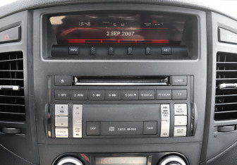 Подержанный автомобиль Mitsubishi Pajero 2011 года (11 фото)