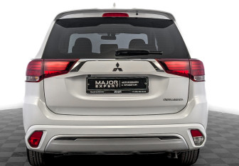 Подержанный автомобиль Mitsubishi Outlander 2022 года (6 фото)
