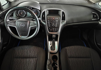 Подержанный автомобиль Opel Astra Hatchback 2013 года (11 фото)