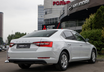 Подержанный автомобиль Skoda Superb Liftback 2021 года (4 фото)