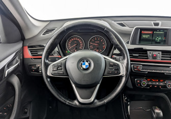 Подержанный автомобиль BMW X1 2017 года (21 фото)