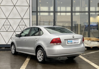 Подержанный автомобиль Volkswagen Polo Sedan 2011 года (7 фото)