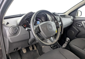 Подержанный автомобиль Renault Duster 2017 года (16 фото)