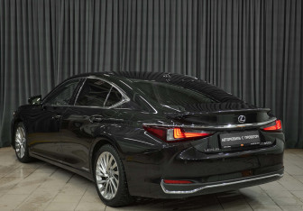Подержанный автомобиль Lexus ES 2019 года (7 фото)