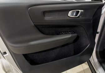 Подержанный автомобиль Volvo XC40 2018 года (19 фото)