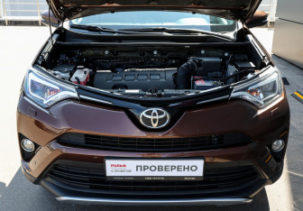 Подержанный автомобиль Toyota RAV4 2017 года (9 фото)