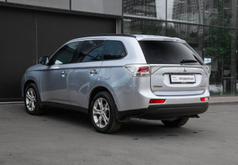 Подержанный автомобиль Mitsubishi Outlander 2012 года (6 фото)