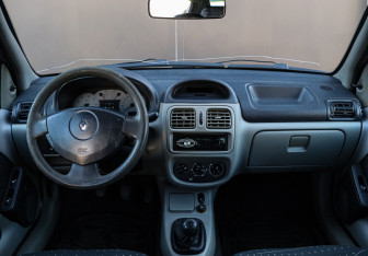 Подержанный автомобиль Renault Symbol 2003 года (9 фото)