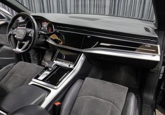 Подержанный автомобиль Audi Q8 2019 года (11 фото)