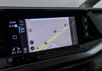 Подержанный автомобиль Volkswagen Multivan 2022 года (11 фото)