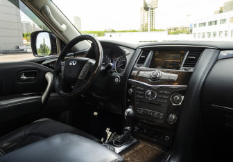 Подержанный автомобиль Infiniti QX56 2012 года (15 фото)
