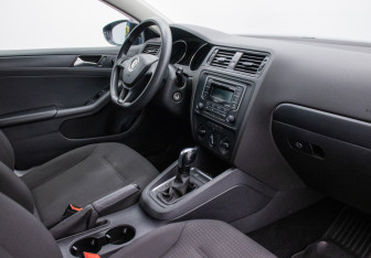 Подержанный автомобиль Volkswagen Jetta Sedan 2015 года (10 фото)