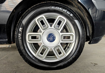 Подержанный автомобиль Ford Fusion 2007 года (16 фото)