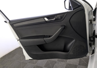 Подержанный автомобиль Skoda Rapid Liftback 2021 года (19 фото)