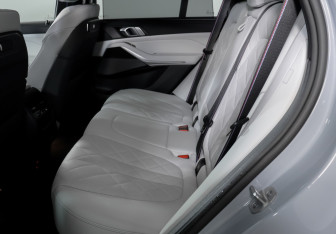 Подержанный автомобиль BMW X5 2025 года (10 фото)