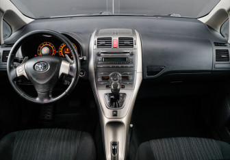 Подержанный автомобиль Toyota Auris Hatchback 2008 года (10 фото)