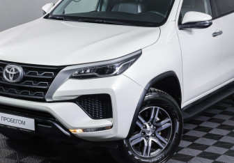 Подержанный автомобиль Toyota Fortuner 2022 года (26 фото)