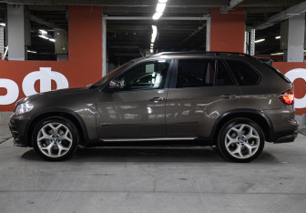 Подержанный автомобиль BMW X5 2011 года (8 фото)