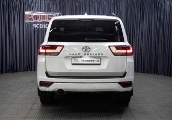 Подержанный автомобиль Toyota Land Cruiser Suv 2021 года (6 фото)