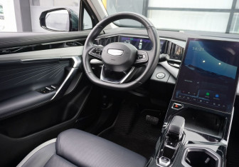 Подержанный автомобиль Geely Atlas 2024 года (13 фото)