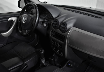 Подержанный автомобиль Renault Sandero 2012 года (10 фото)