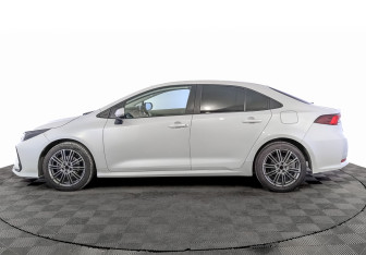 Подержанный автомобиль Toyota Corolla Sedan 2022 года (8 фото)